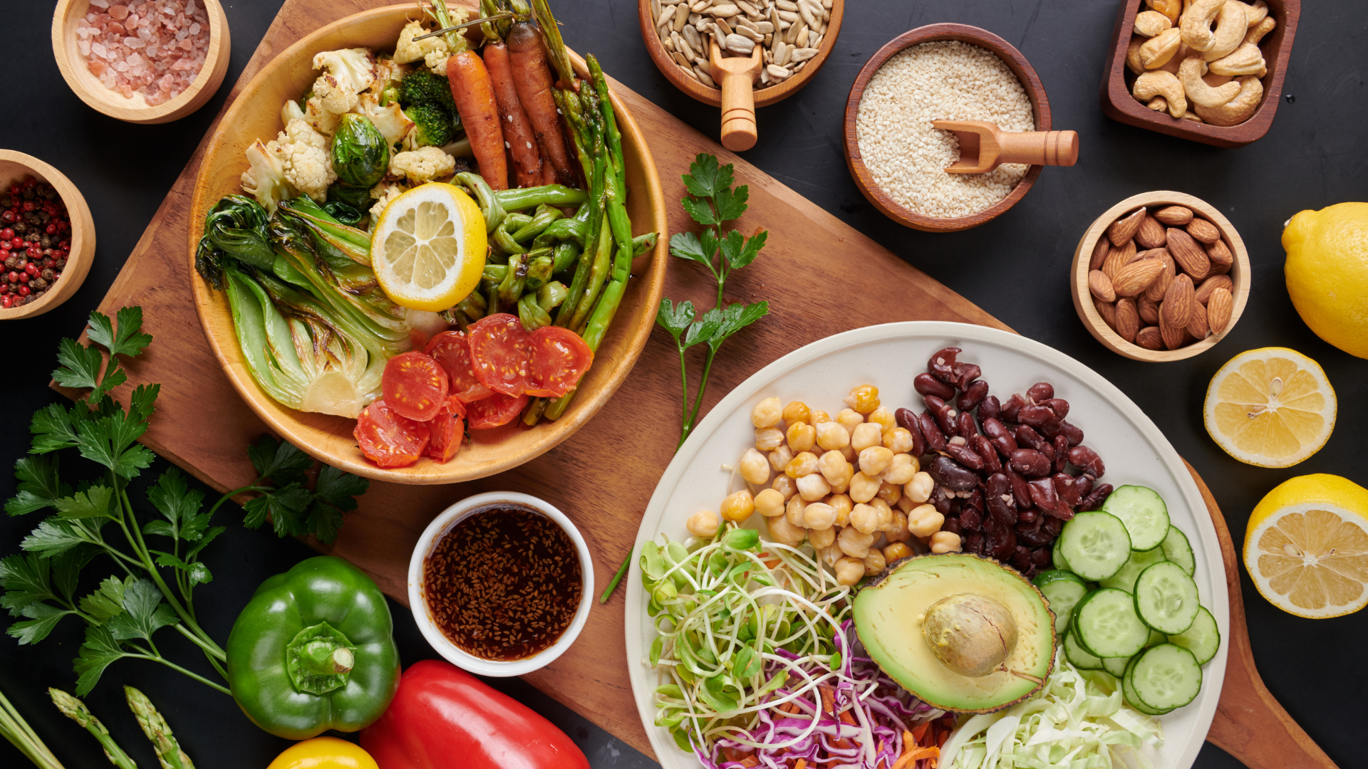 Mesa com diversos alimentos saudáveis