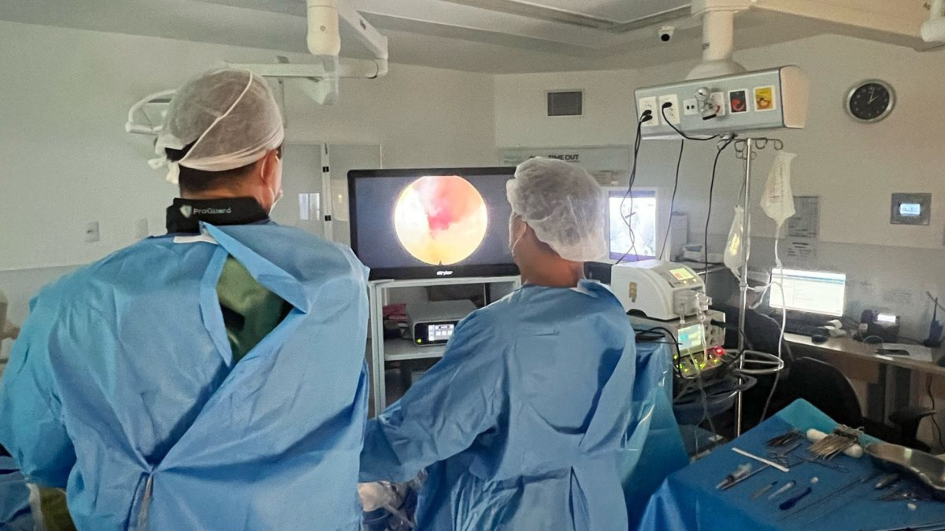 Dois médicos em cirurgia 