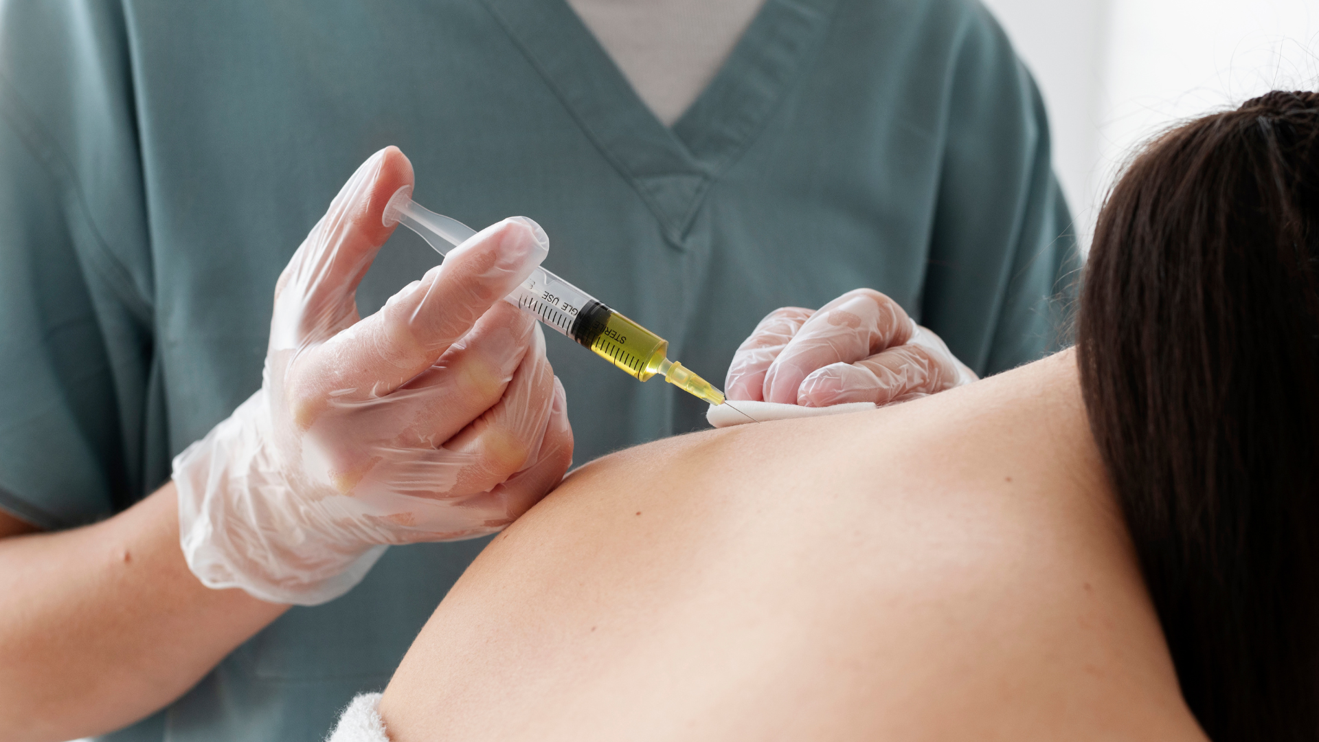 Médico aplica botox em coluna de paciente.