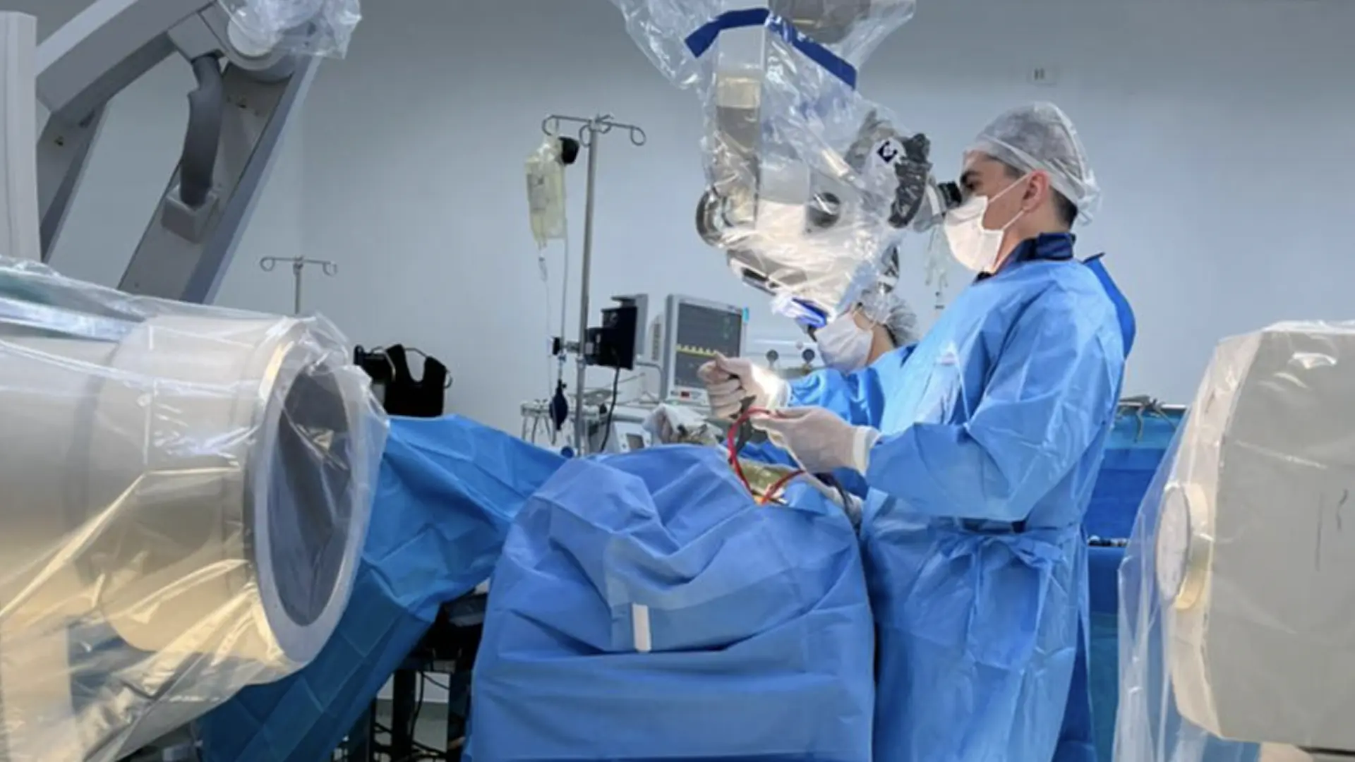 Médico realizando microcirurgia em coluna
