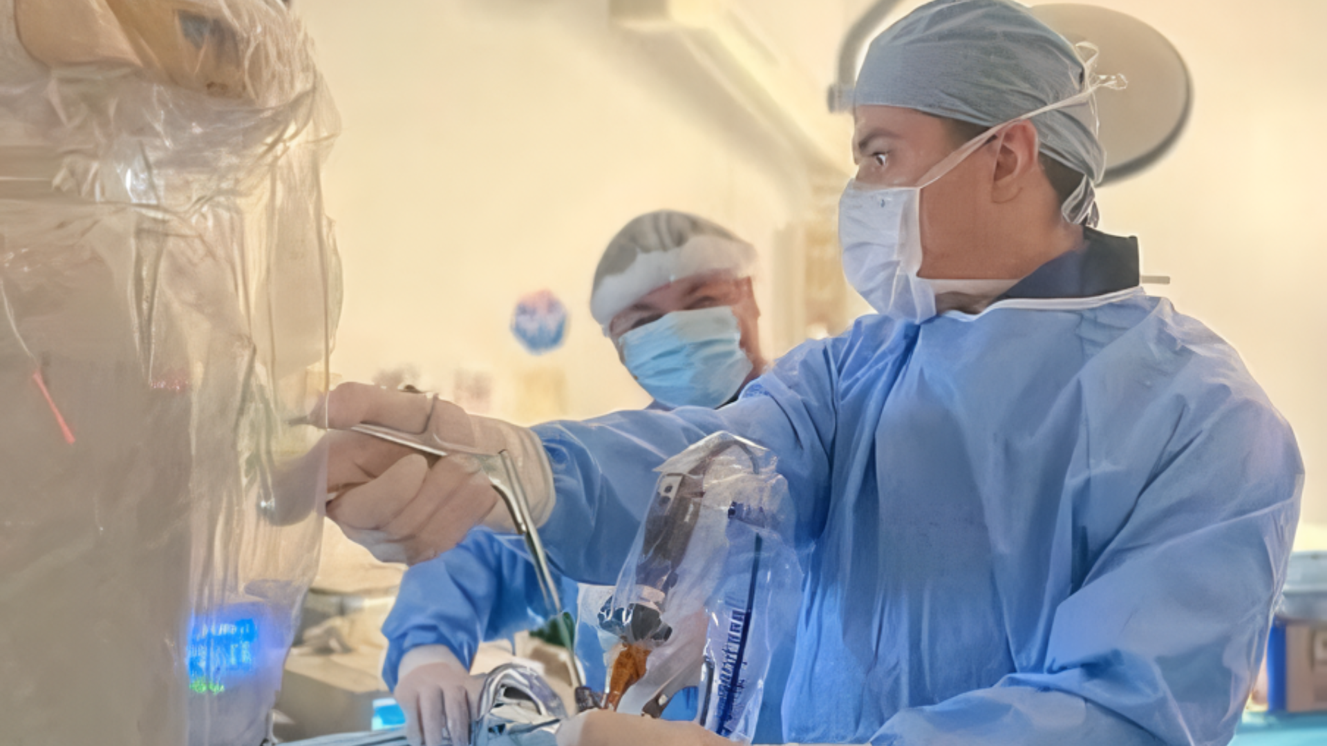 Dr. Thiago Salati realizando uma cirurgia minimamente invasiva em um paciente