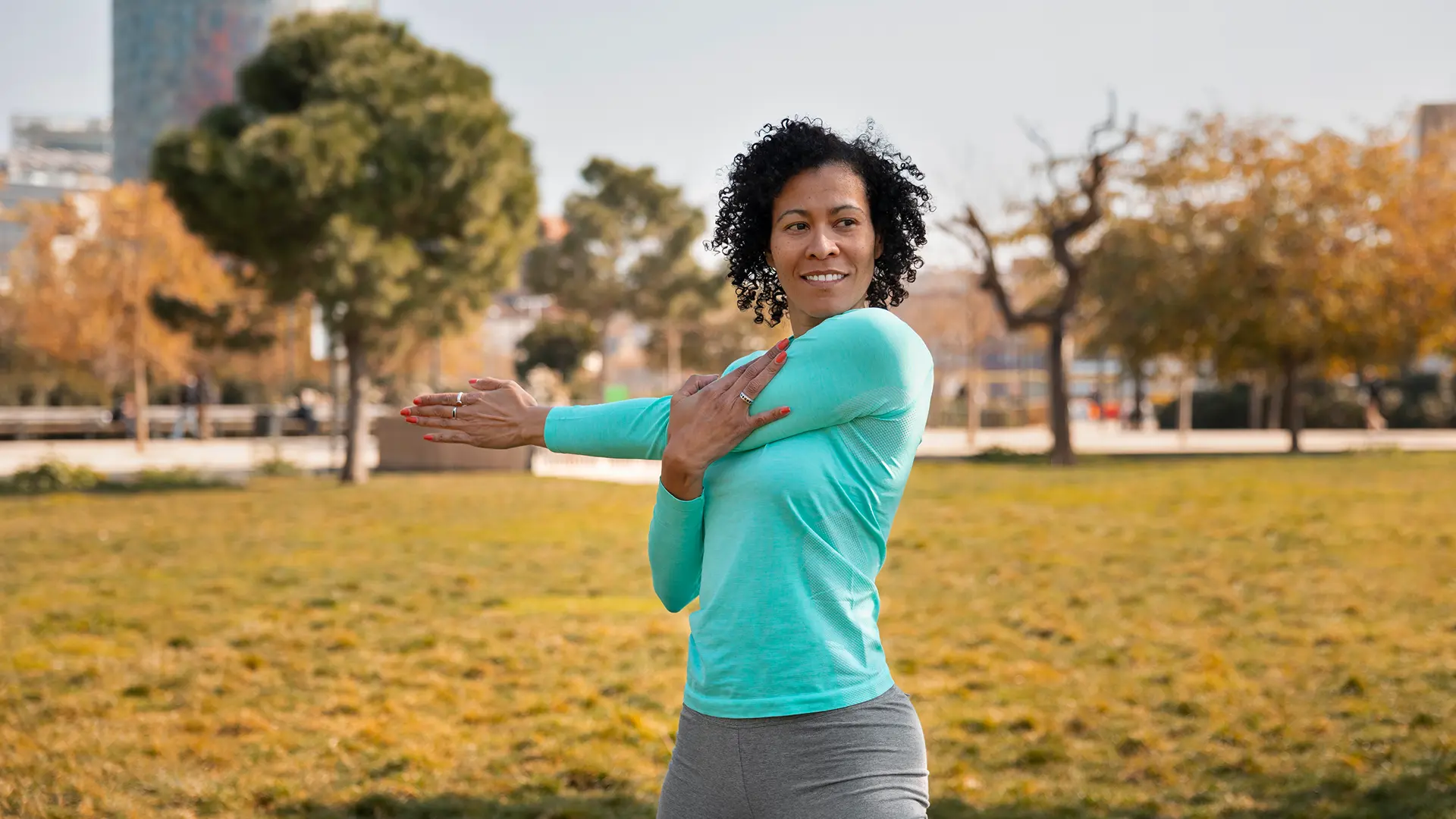 Mulher negra alongando membros superiores