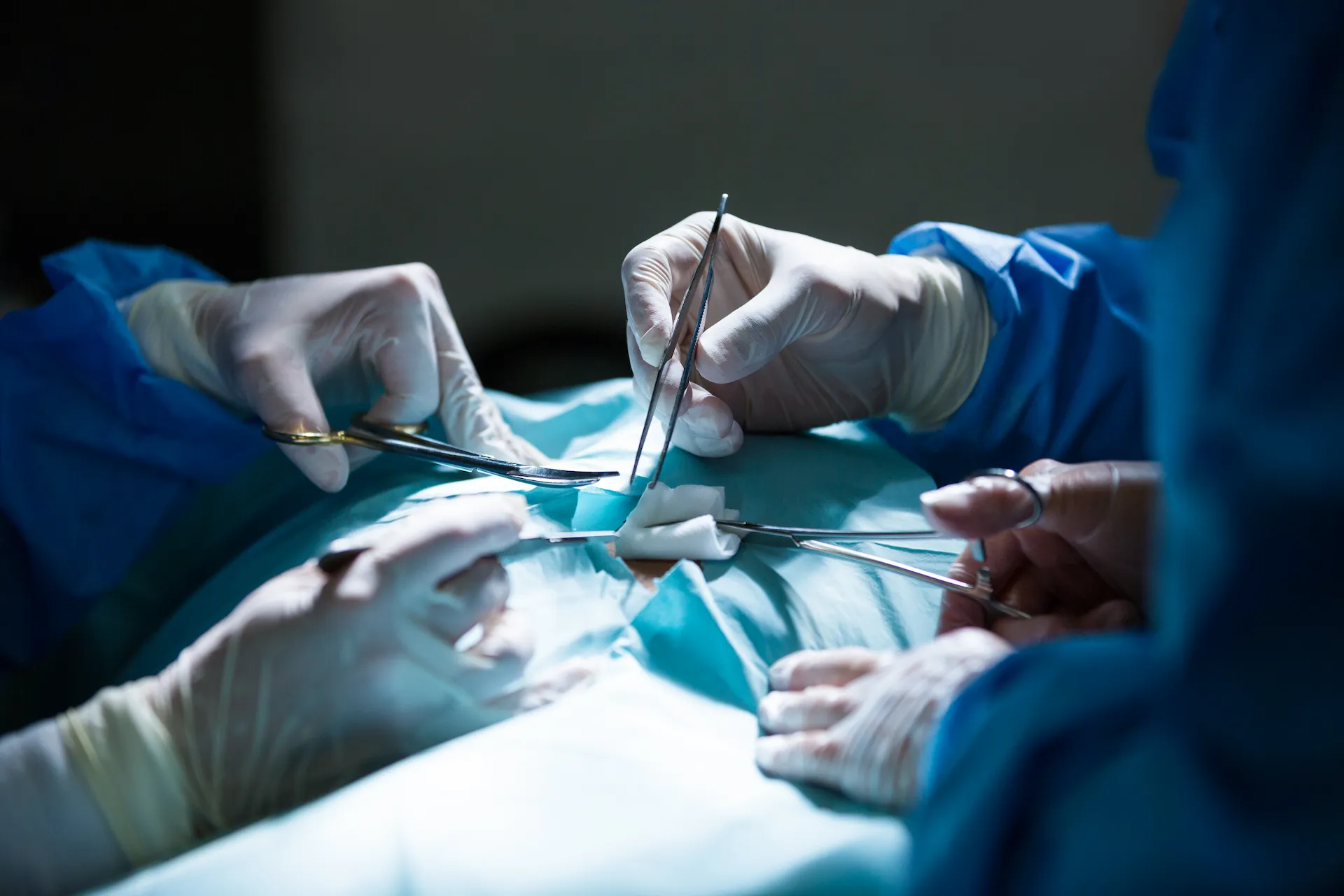 Médicos realizam cirurgia