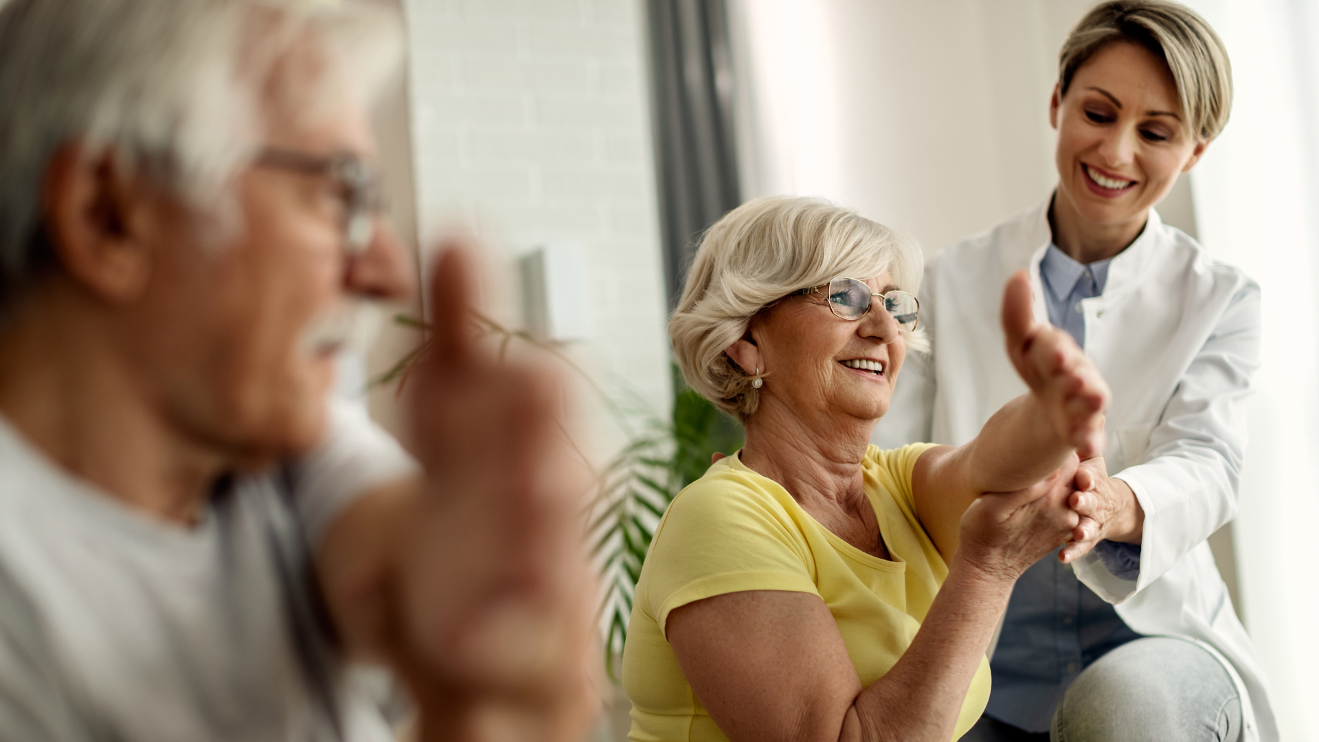 Idosos praticando atividades que aliviam dores, como pilates.