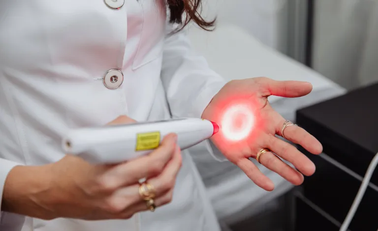 Médica testando equipamento laser de eletroestimulação