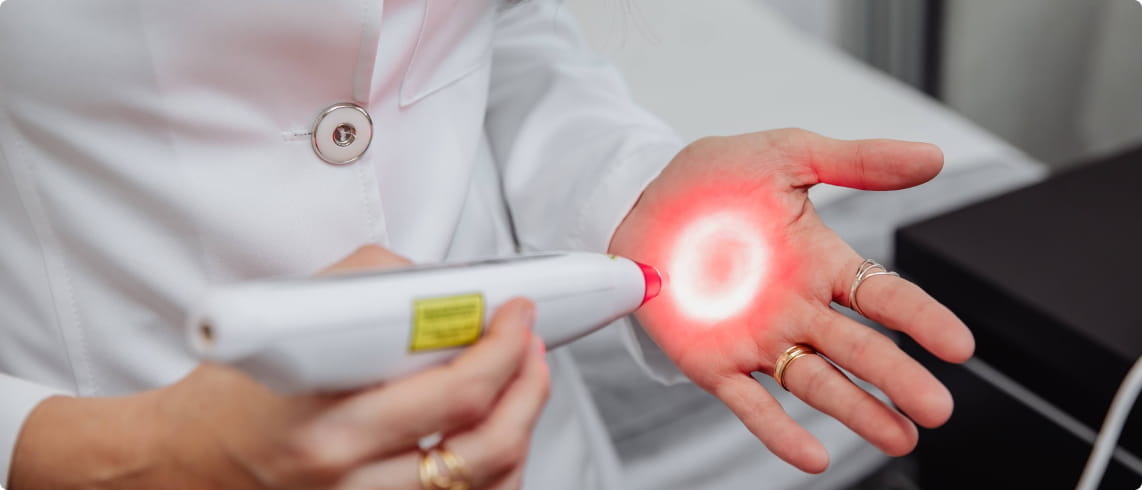 Médica testando equipamento eletroestimulante laser